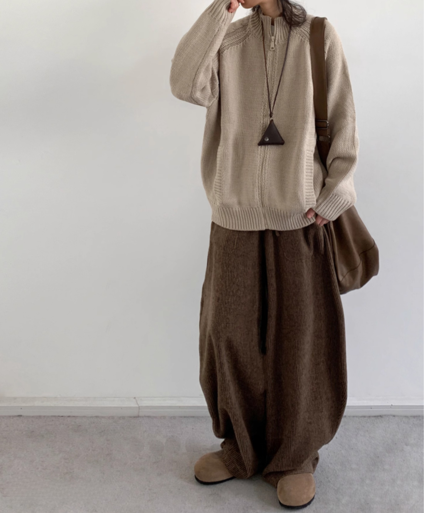 Damskie Spodnie Loungewear Szerokie z Sztruksu o Prążkowanej Strukturze z Wiązaniem w Pasie