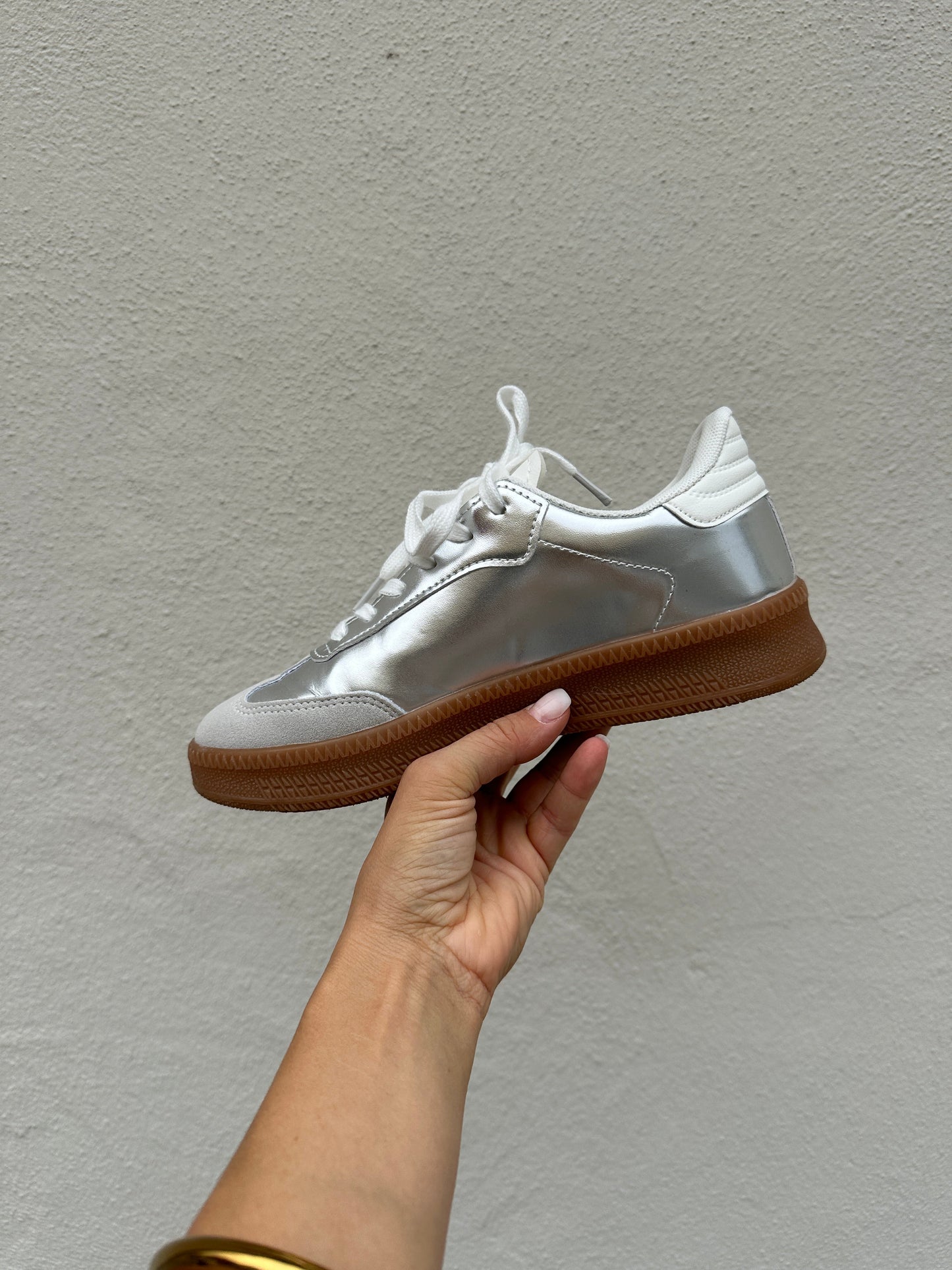 Męskie Sneakersy O Skórzanym Wyglądzie W Kolorze Srebrno-Szarym Ze Sznurowaniem I Niską Cholewką
