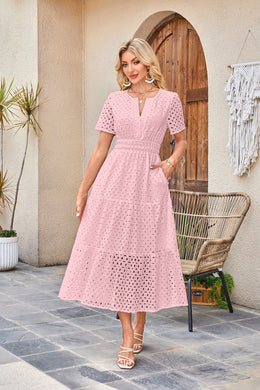 Damska Letnia Sukienka Maxi z Dekoltem V – Ażurowe Detale, Plisy i Rozkloszowana Spódnica