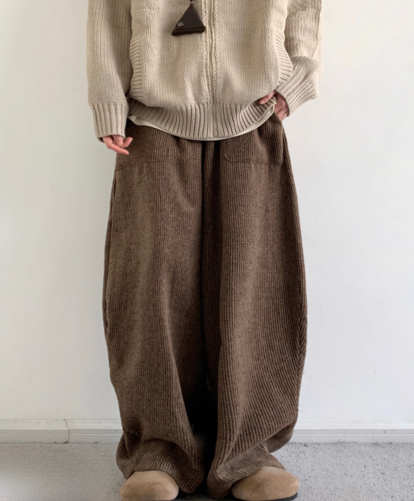Damskie Spodnie Loungewear Szerokie z Sztruksu o Prążkowanej Strukturze z Wiązaniem w Pasie