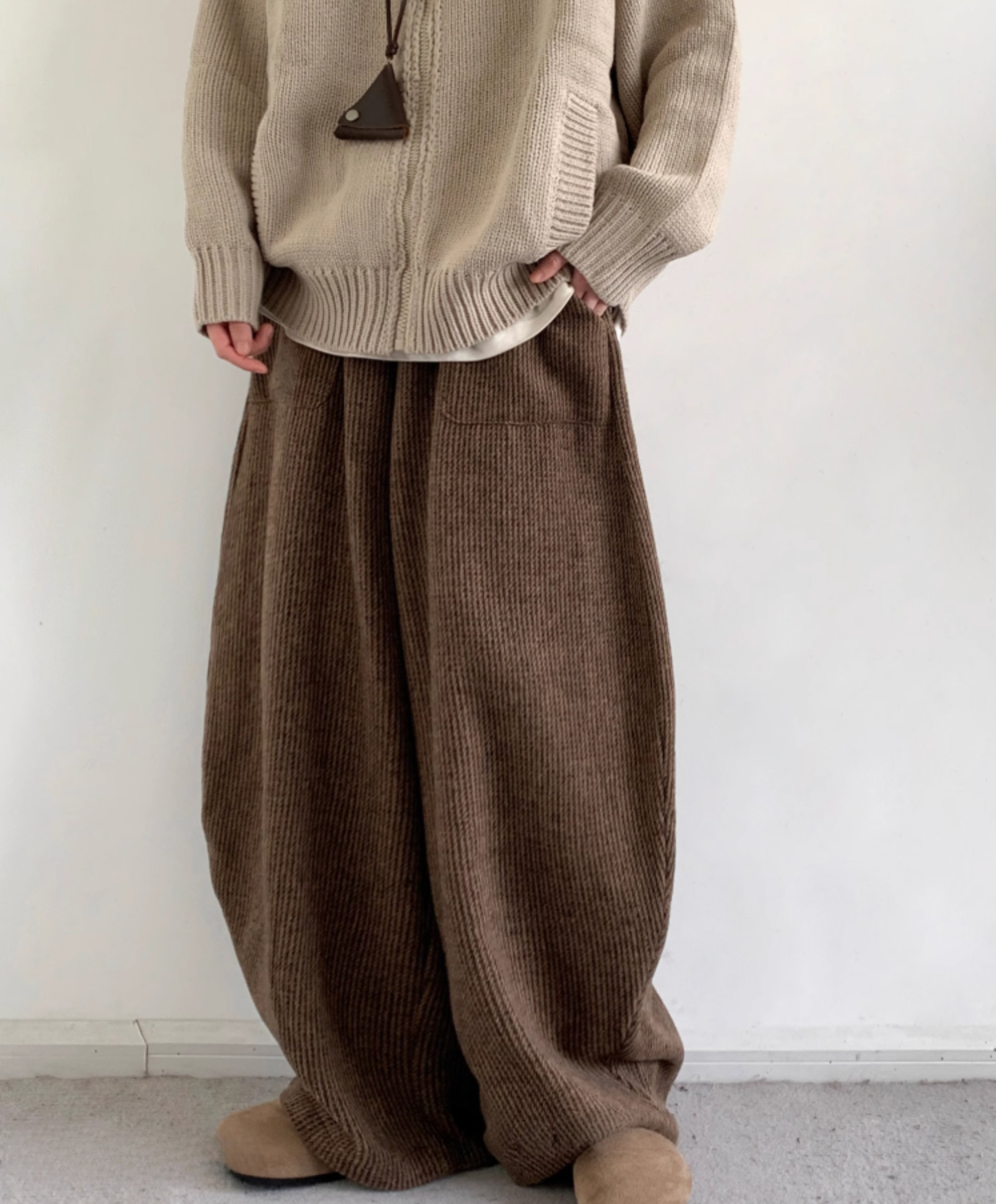 Damskie Spodnie Loungewear Szerokie z Sztruksu o Prążkowanej Strukturze z Wiązaniem w Pasie
