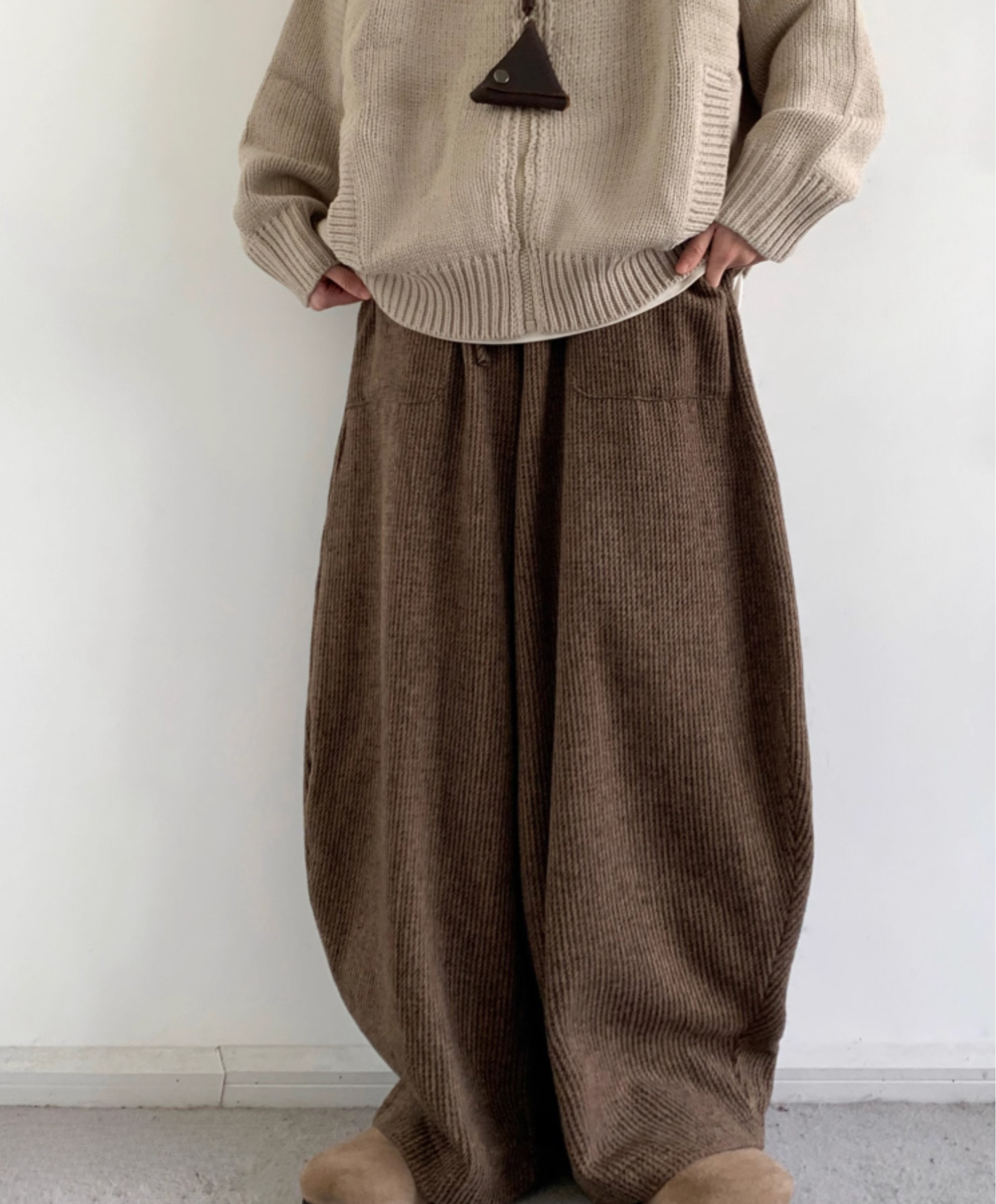 Damskie Spodnie Loungewear Szerokie z Sztruksu o Prążkowanej Strukturze z Wiązaniem w Pasie