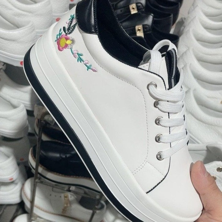 Damskie Sneakersy na Platformie z Haftem Kwiatowym, Okrągłym Noskiem i Sznurowaniem