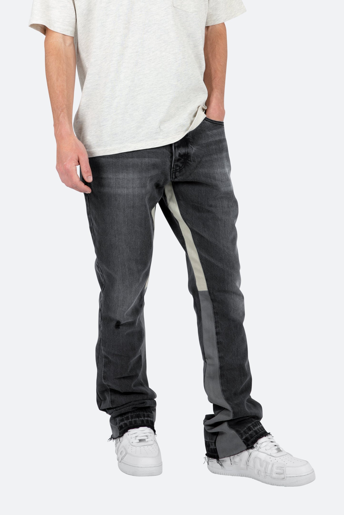 Meskie Jeansy Dzwony W Kolorze Spranego Czarnego Denimu, Waskie Uda, Kontrastowe Panele, Rozkloszowany Dol