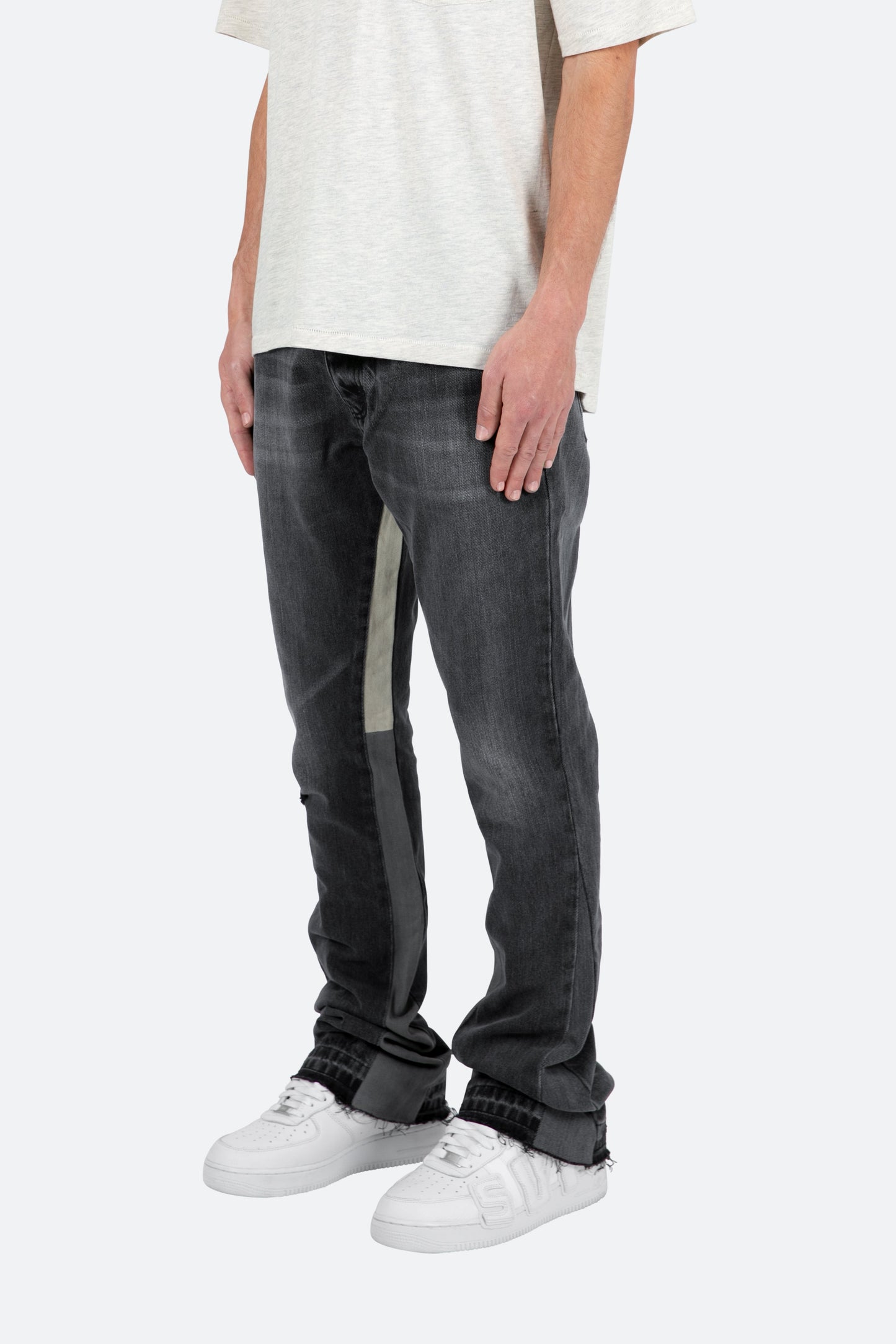 Meskie Jeansy Dzwony W Kolorze Spranego Czarnego Denimu, Waskie Uda, Kontrastowe Panele, Rozkloszowany Dol