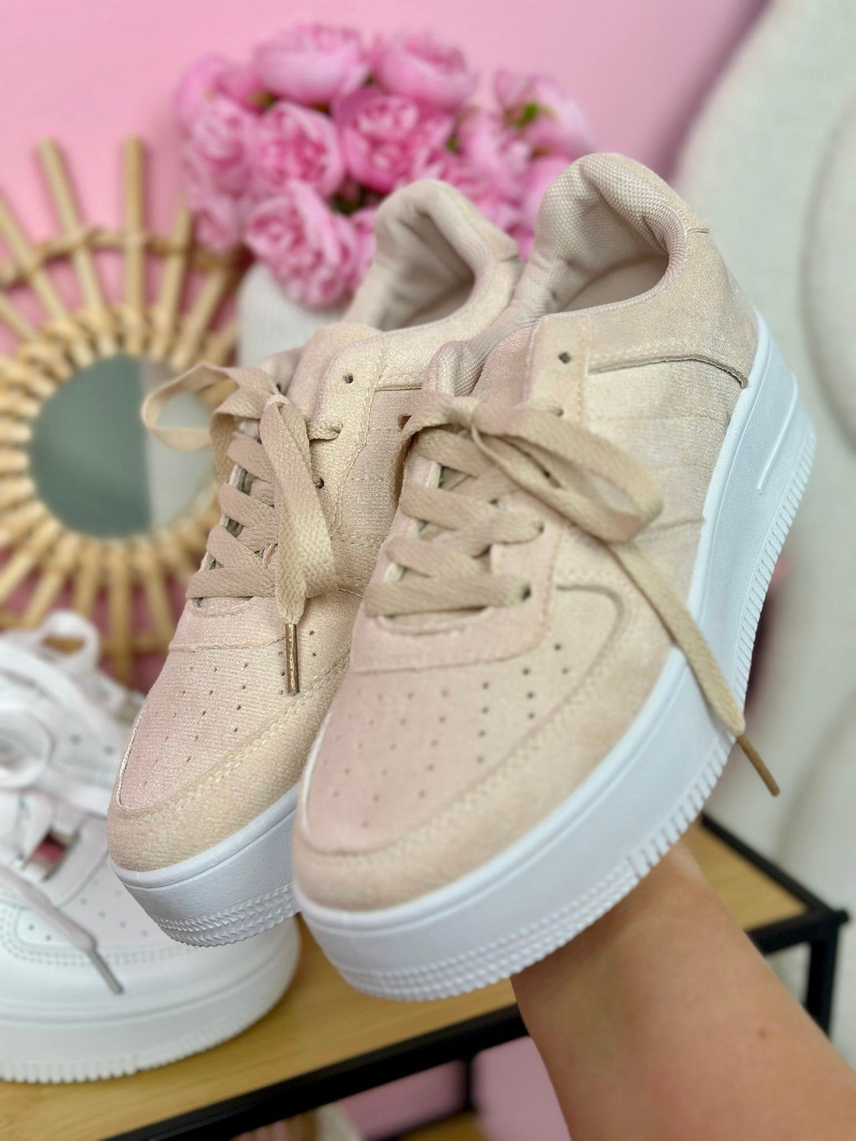 Damskie Sneakersy Platformowe z Beżową Cholewką z Zamszu Ekologicznego do Codziennego Noszenia