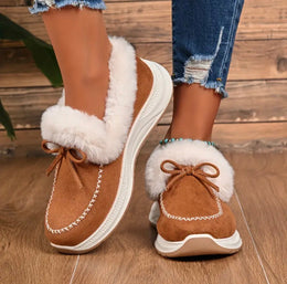 Damskie Zimowe Sneakersy z Ociepleniem z Ekologicznego Futra, Kokardą i Wsuwanym Fasonem
