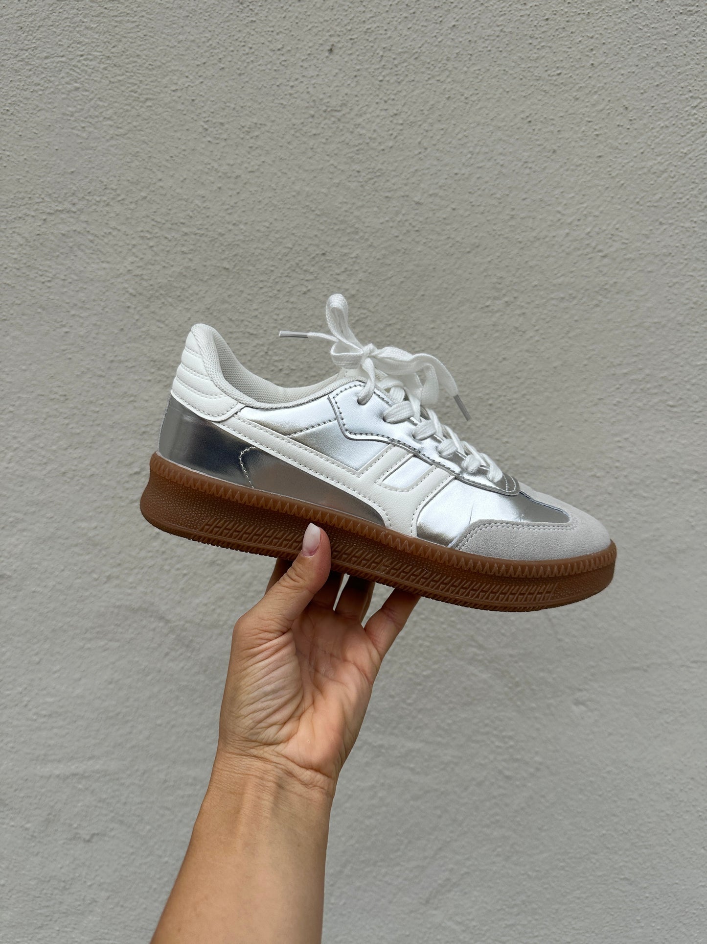Męskie Sneakersy O Skórzanym Wyglądzie W Kolorze Srebrno-Szarym Ze Sznurowaniem I Niską Cholewką