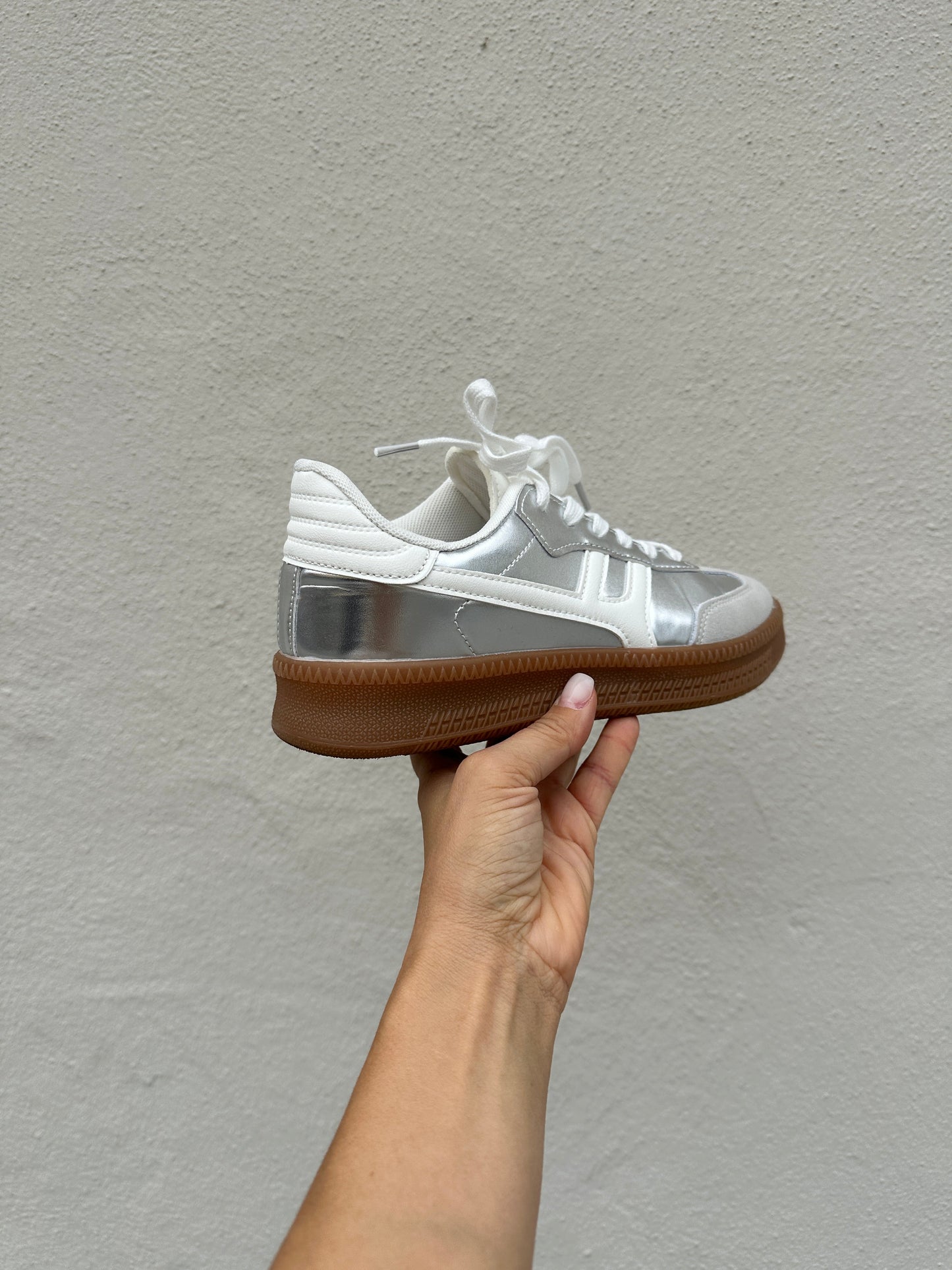 Męskie Sneakersy O Skórzanym Wyglądzie W Kolorze Srebrno-Szarym Ze Sznurowaniem I Niską Cholewką