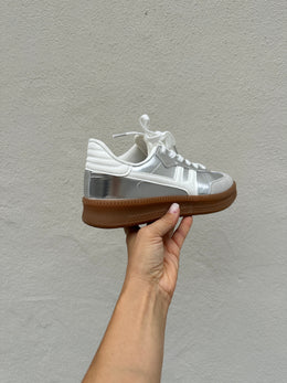Męskie Sneakersy O Skórzanym Wyglądzie W Kolorze Srebrno-Szarym Ze Sznurowaniem I Niską Cholewką