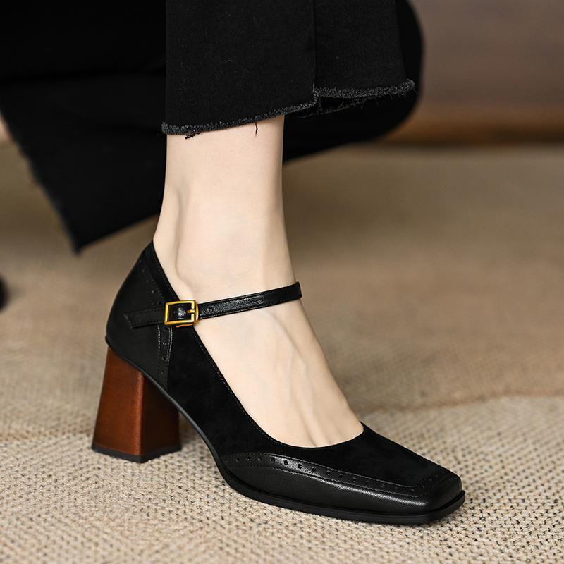 Damskie Buty Typu Mary Jane Na Obcasie Typu "Klock" Z Rozkloszowaną Piętą I Złotą Klamrą