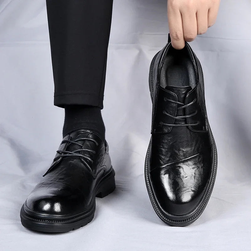Męskie Buty Formalne z Przecieraną Cholewką i Podeszwą Terenową