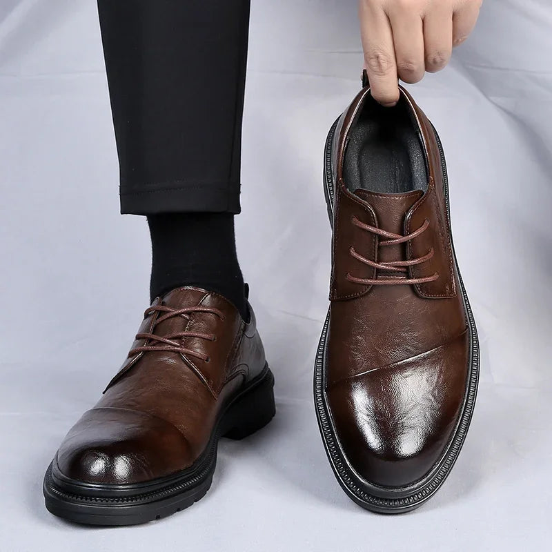 Męskie Buty Formalne z Przecieraną Cholewką i Podeszwą Terenową