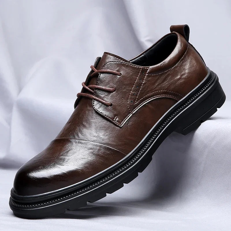 Męskie Buty Formalne z Przecieraną Cholewką i Podeszwą Terenową