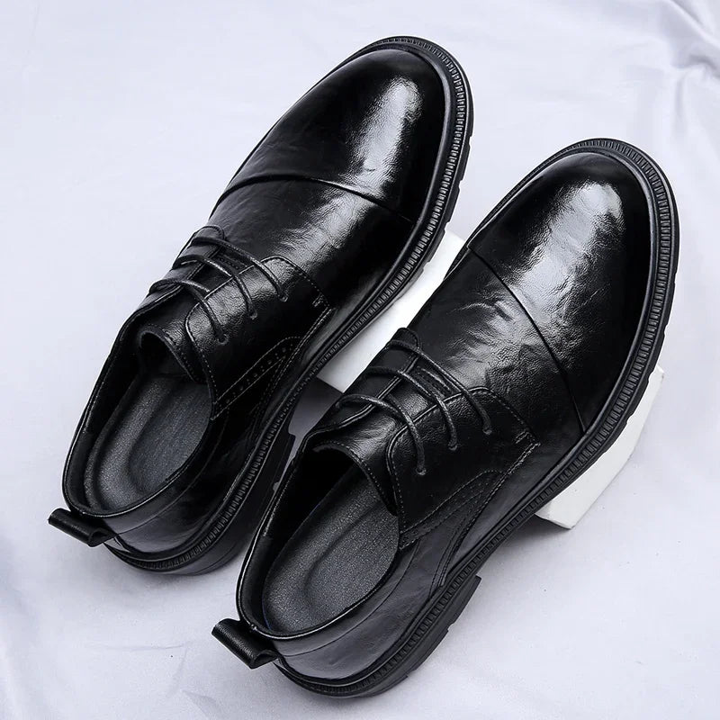 Męskie Buty Formalne z Przecieraną Cholewką i Podeszwą Terenową