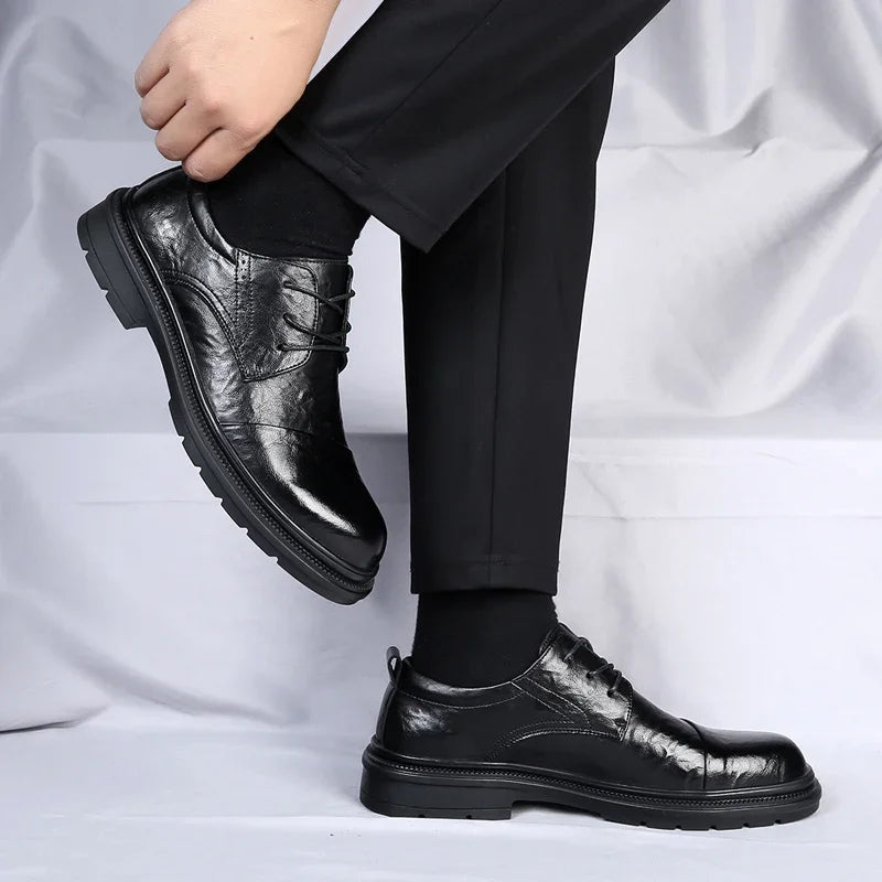 Męskie Buty Formalne z Przecieraną Cholewką i Podeszwą Terenową