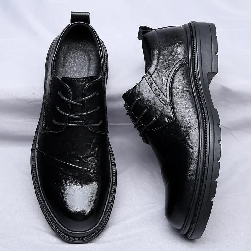 Męskie Buty Formalne z Przecieraną Cholewką i Podeszwą Terenową