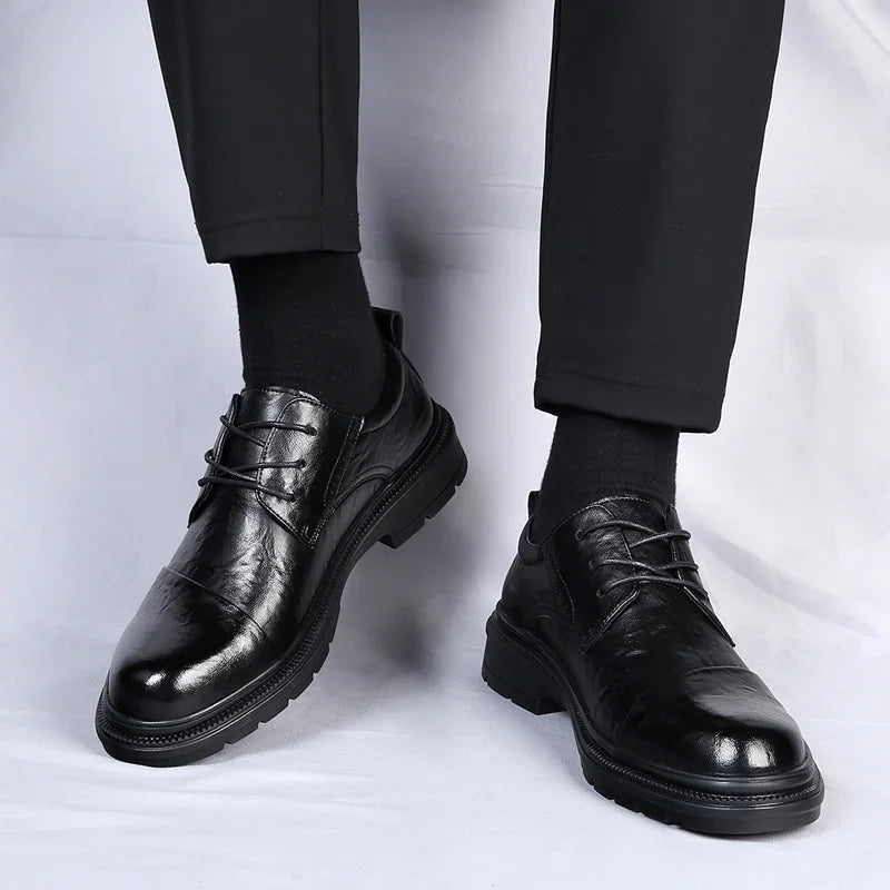 Męskie Buty Formalne z Przecieraną Cholewką i Podeszwą Terenową