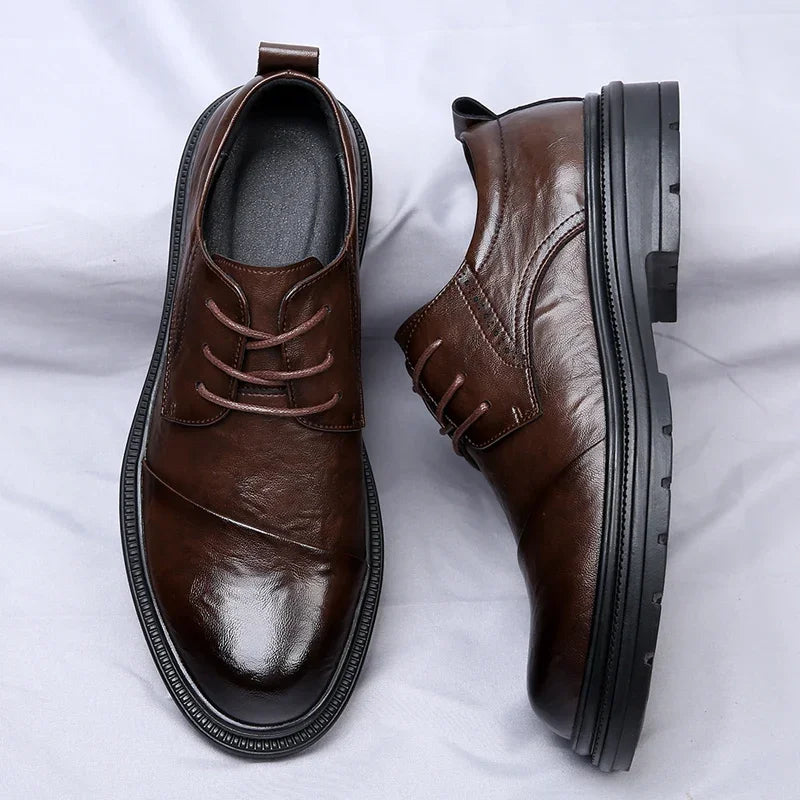 Męskie Buty Formalne z Przecieraną Cholewką i Podeszwą Terenową