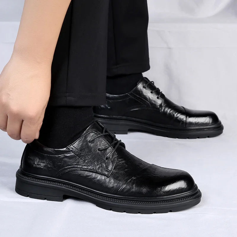 Męskie Buty Formalne z Przecieraną Cholewką i Podeszwą Terenową