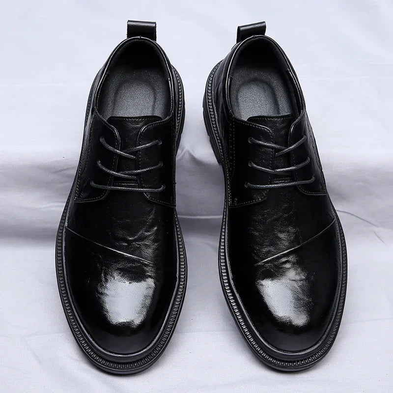Męskie Buty Formalne z Przecieraną Cholewką i Podeszwą Terenową