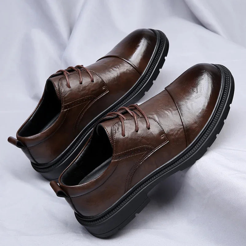 Męskie Buty Formalne z Przecieraną Cholewką i Podeszwą Terenową