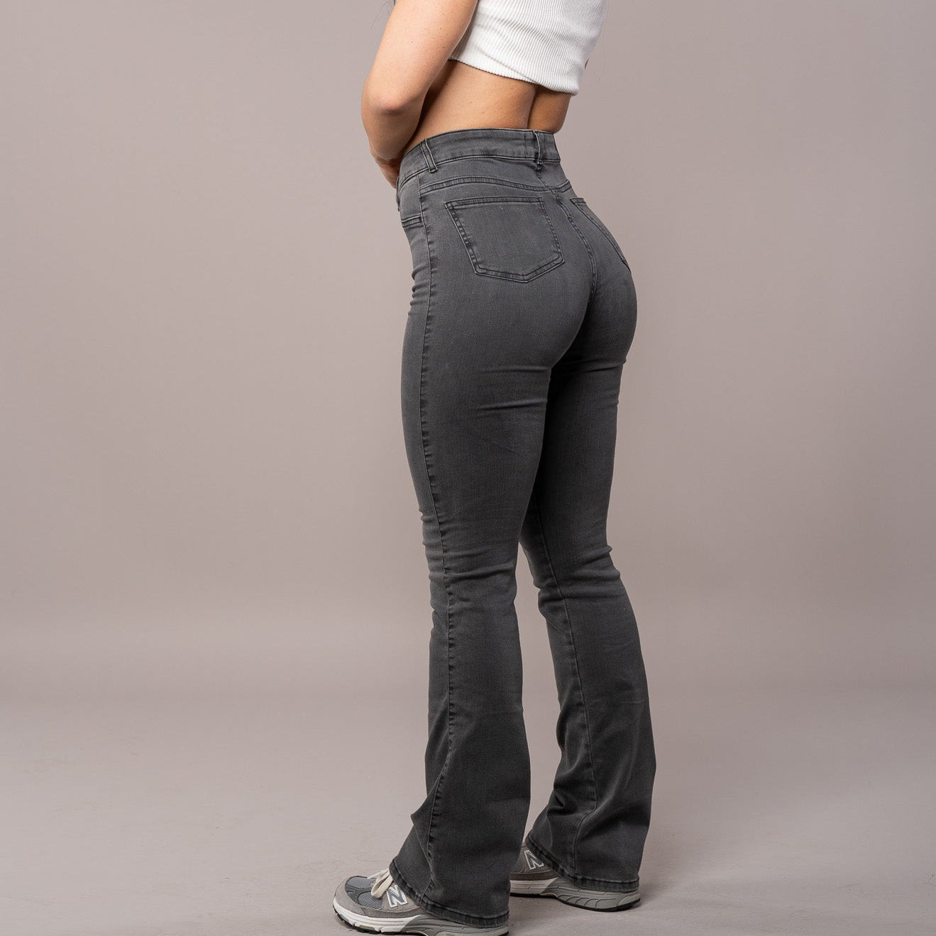 Damskie Jeansy z Wysokim Stanem i Rozszerzaną Nogawką – Elastyczny Denim
