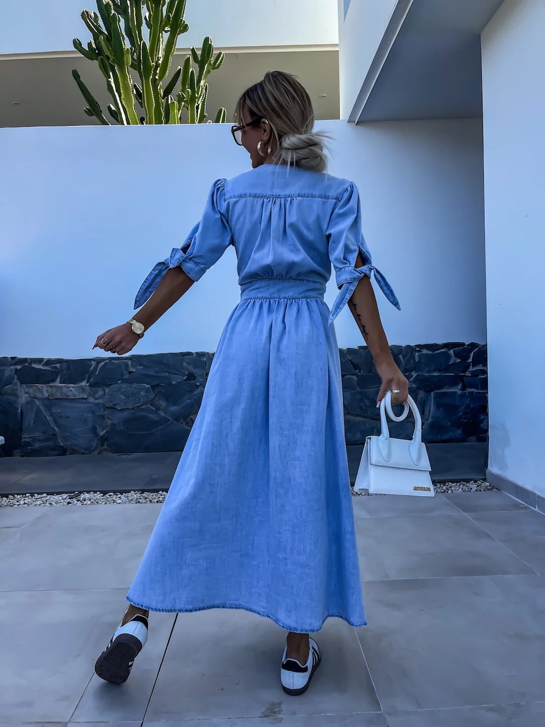 Damska Sukienka Midi z Tkaniny Denim Blend – Dekolt V i Krótkie Rękawy