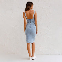 Damska Letnia Sukienka z Tkaniny Denim Blend – Dekolt U, Cienkie Ramiączka, Dopasowany Krój i Rozcięcie